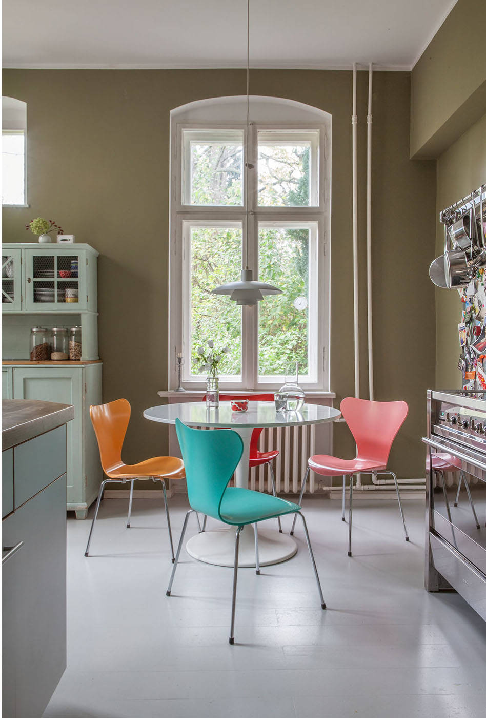 Stylische Idee: Farbige Esszimmerstühle, gekonnt kombiniert