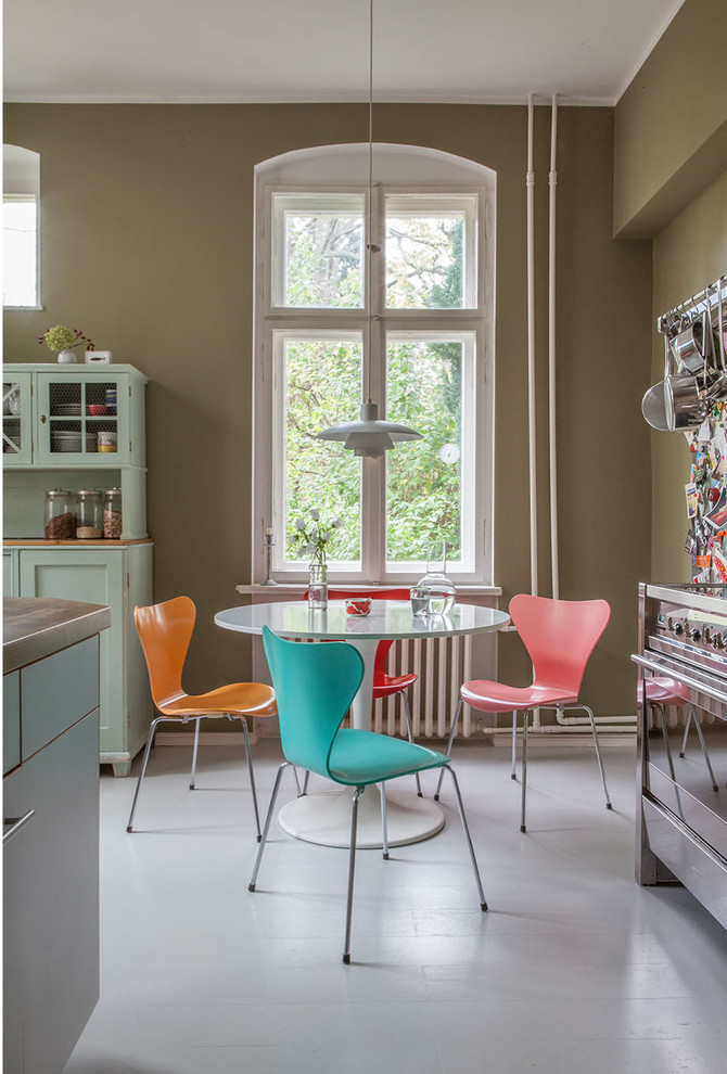 Idées déco pour une petite salle à manger ouverte sur la cuisine contemporaine avec un mur vert et parquet clair.