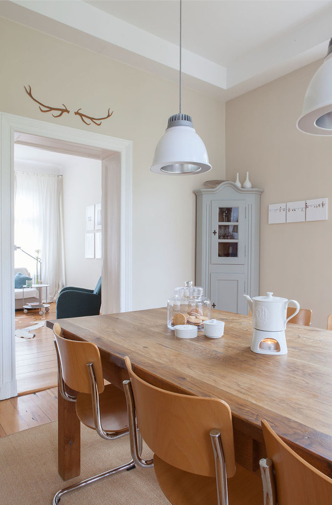 Immagine di una sala da pranzo design di medie dimensioni con pareti beige, pavimento in legno massello medio e pavimento marrone