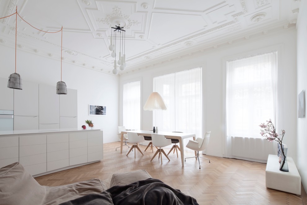 Idee per una sala da pranzo aperta verso la cucina minimalista