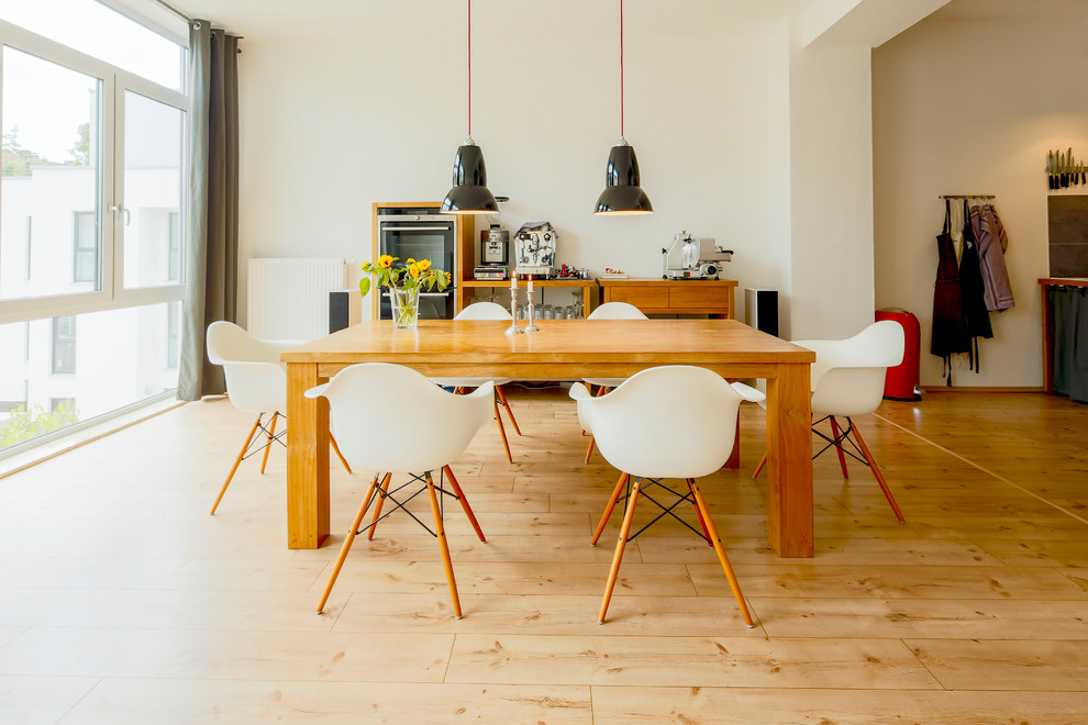 Ispirazione per un'ampia sala da pranzo aperta verso il soggiorno industriale con pareti bianche e pavimento in legno massello medio