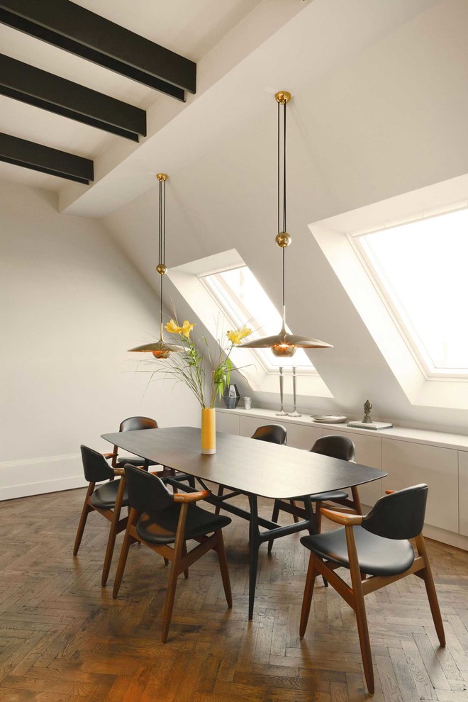 Idee per una grande sala da pranzo minimalista con pareti bianche, pavimento in legno massello medio e nessun camino