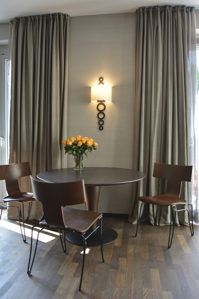 На фото: гостиная-столовая среднего размера в скандинавском стиле с темным паркетным полом