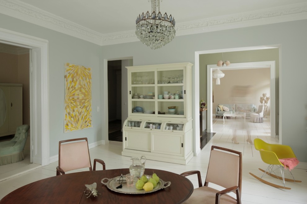 На фото: отдельная столовая в стиле шебби-шик с серыми стенами и деревянным полом