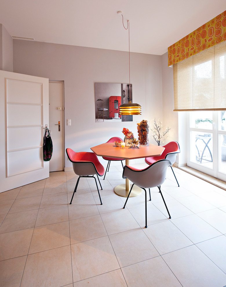 Источник вдохновения для домашнего уюта: столовая среднего размера в стиле фьюжн с бежевыми стенами без камина