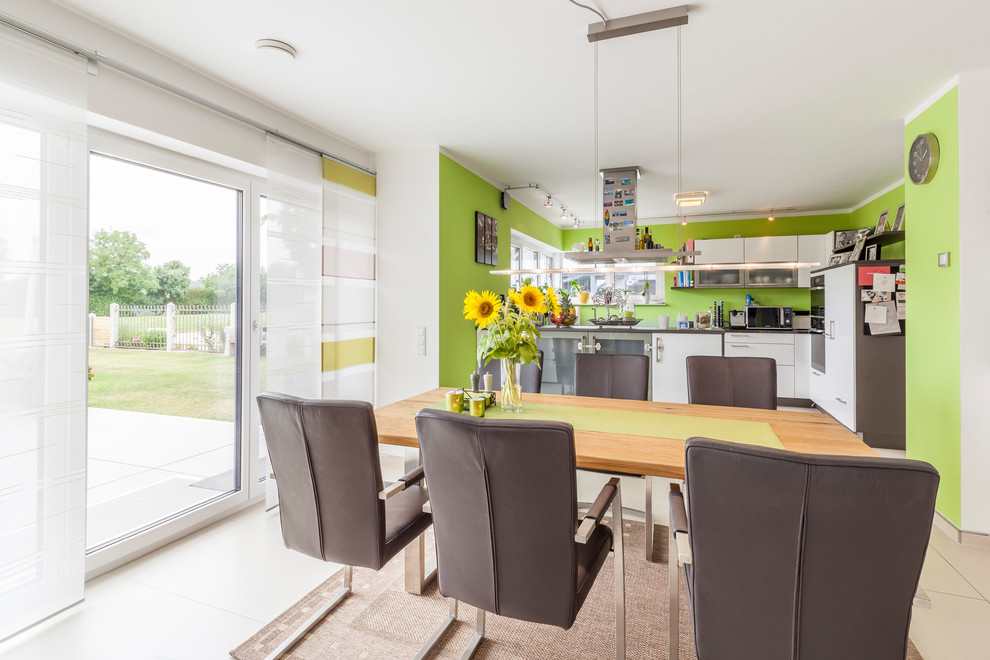 Mittelgroße Moderne Wohnküche ohne Kamin mit grüner Wandfarbe in Sonstige