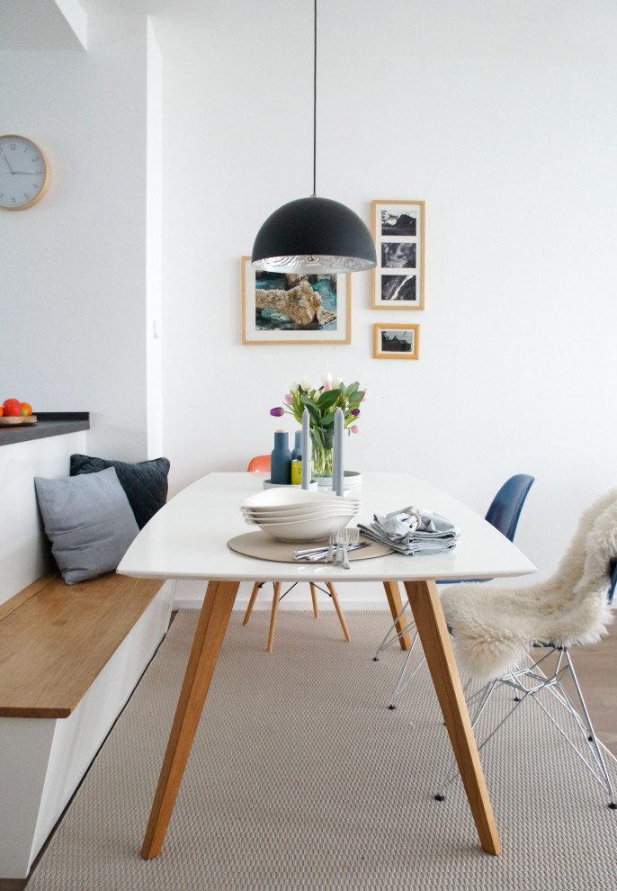 Esempio di una piccola sala da pranzo aperta verso il soggiorno minimal con pareti bianche