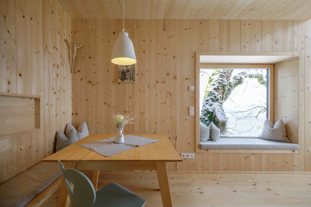 Bild på en mellanstor minimalistisk matplats med öppen planlösning, med bruna väggar, ljust trägolv och brunt golv