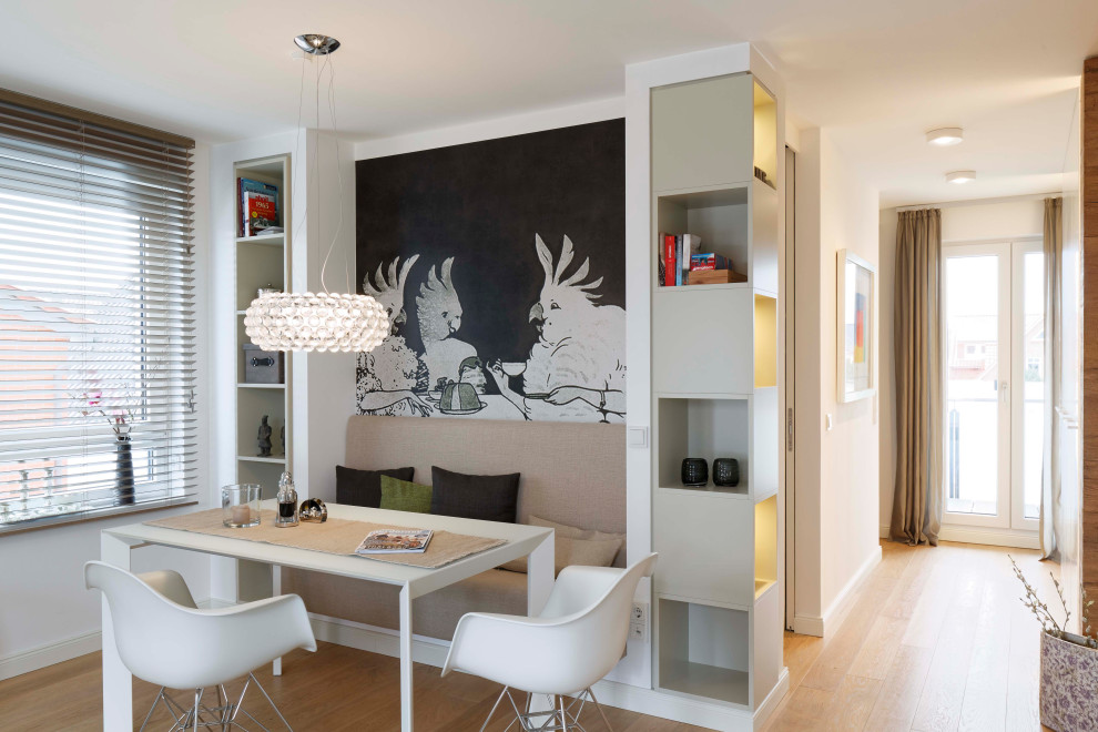 Geschlossenes Modernes Esszimmer mit weißer Wandfarbe, braunem Holzboden und braunem Boden in Sonstige