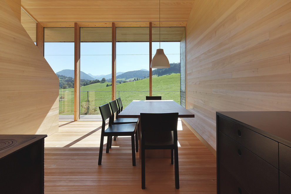 Esempio di una sala da pranzo aperta verso il soggiorno moderna con parquet chiaro e pareti beige