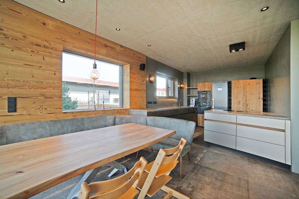 Идея дизайна: кухня-столовая среднего размера в современном стиле с полом из керамической плитки, серым полом и серыми стенами
