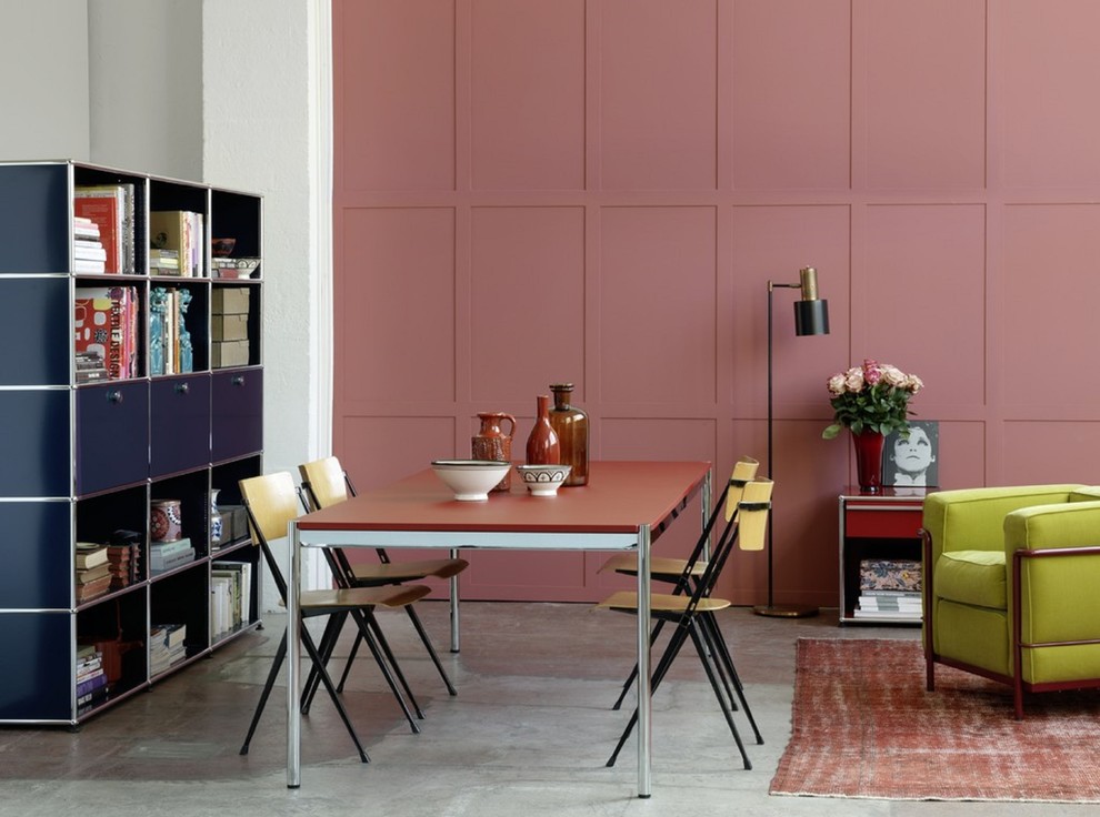 Свежая идея для дизайна: столовая в стиле фьюжн с розовыми стенами и бетонным полом - отличное фото интерьера