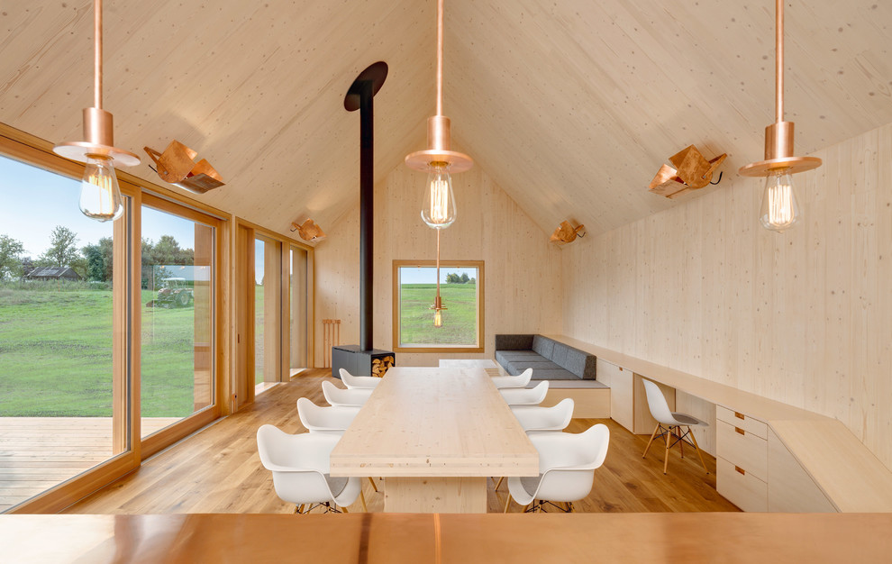 Exempel på en mycket stor minimalistisk matplats, med ljust trägolv