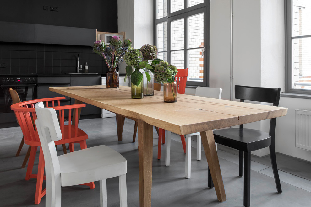 Идея дизайна: большая кухня-столовая в скандинавском стиле с бетонным полом