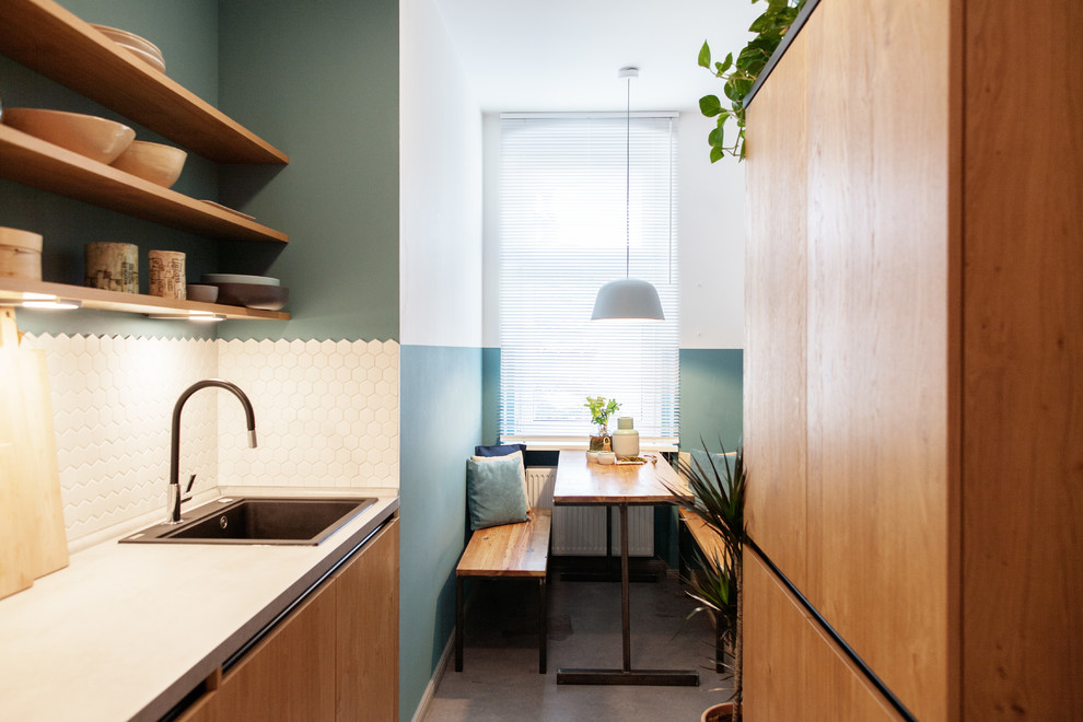 Réalisation d'une petite salle à manger ouverte sur la cuisine design avec un mur multicolore, aucune cheminée et un sol gris.