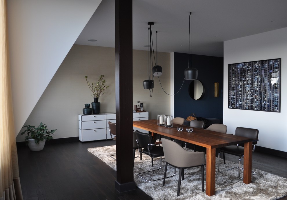 Immagine di una sala da pranzo aperta verso il soggiorno contemporanea di medie dimensioni con pareti bianche, parquet scuro e pavimento marrone