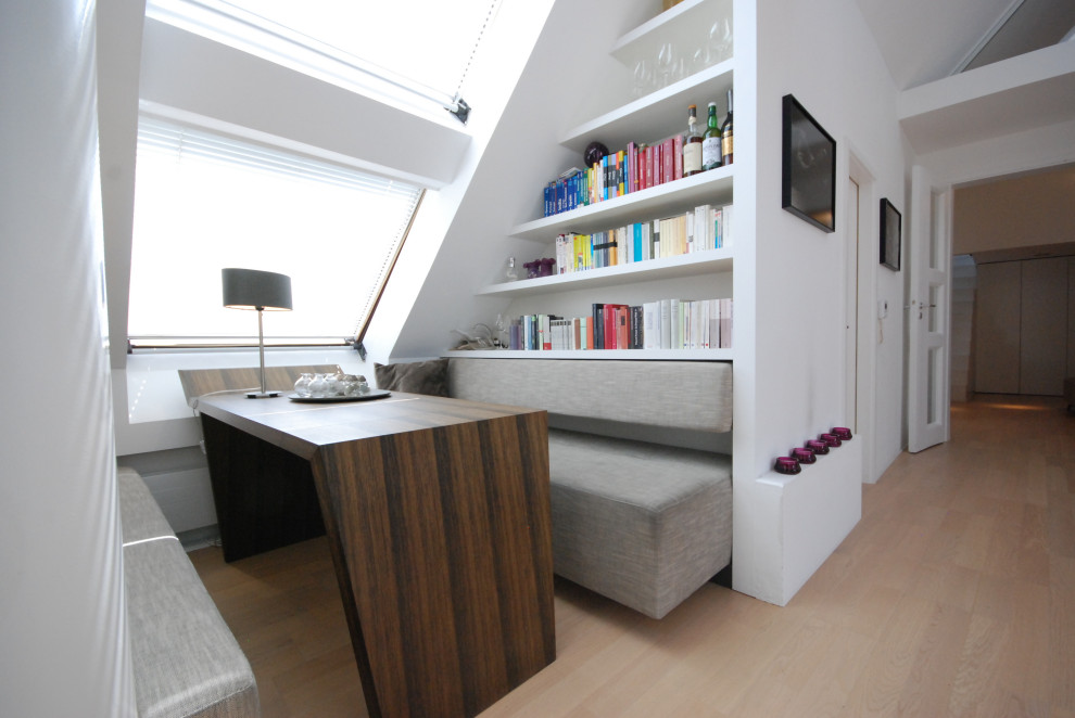Idee per una sala da pranzo aperta verso il soggiorno minimalista con pareti bianche