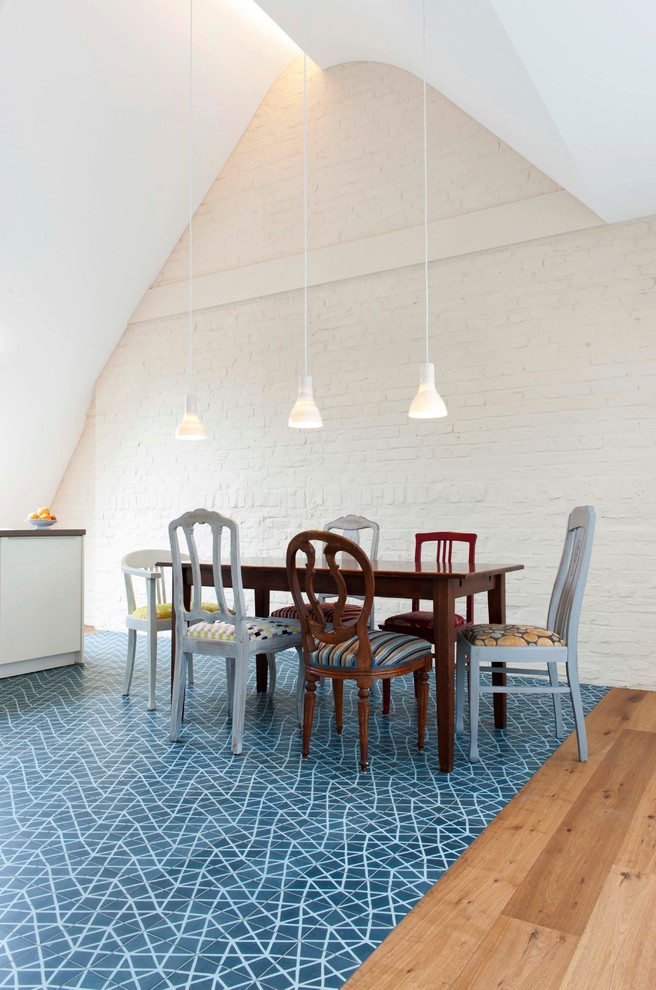 Foto de comedor bohemio de tamaño medio con paredes blancas y suelo de madera en tonos medios