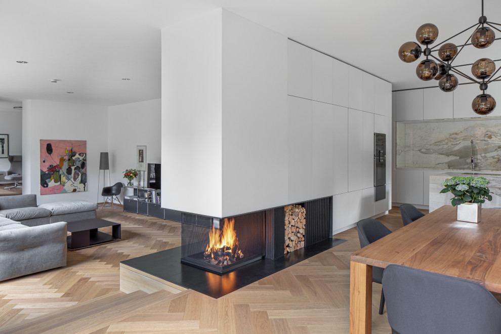 Offenes, Geräumiges Modernes Esszimmer mit weißer Wandfarbe, braunem Holzboden, Kaminofen und braunem Boden in München
