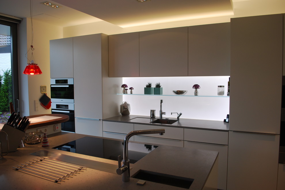 Offene, Mittelgroße Moderne Küche mit Keramikboden und grauem Boden in Sonstige
