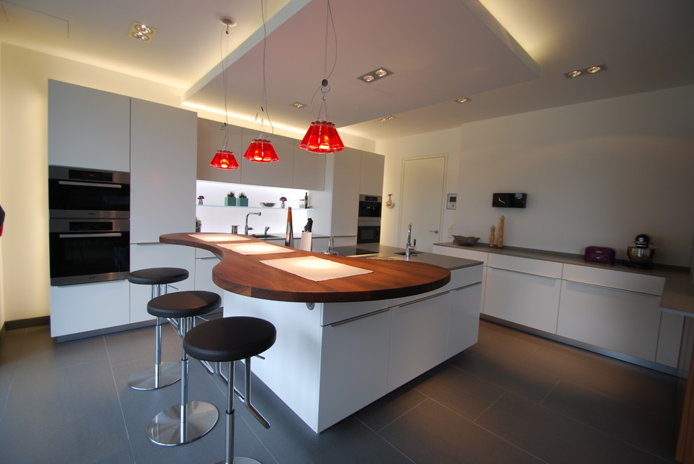 Idee per una cucina ad ambiente unico contemporanea di medie dimensioni con pavimento con piastrelle in ceramica e pavimento grigio