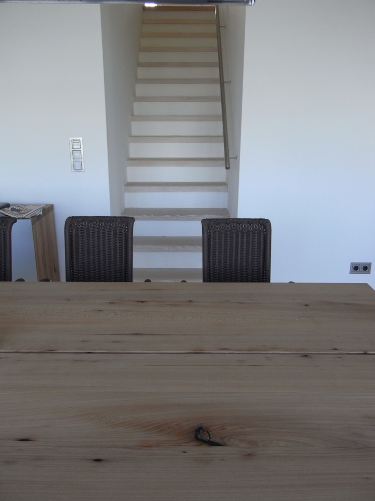 Idéer för att renovera ett mellanstort minimalistiskt kök med matplats, med vita väggar och ljust trägolv