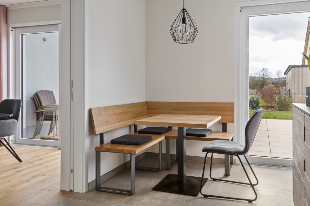 Пример оригинального дизайна: маленькая столовая в современном стиле с с кухонным уголком и белыми стенами для на участке и в саду