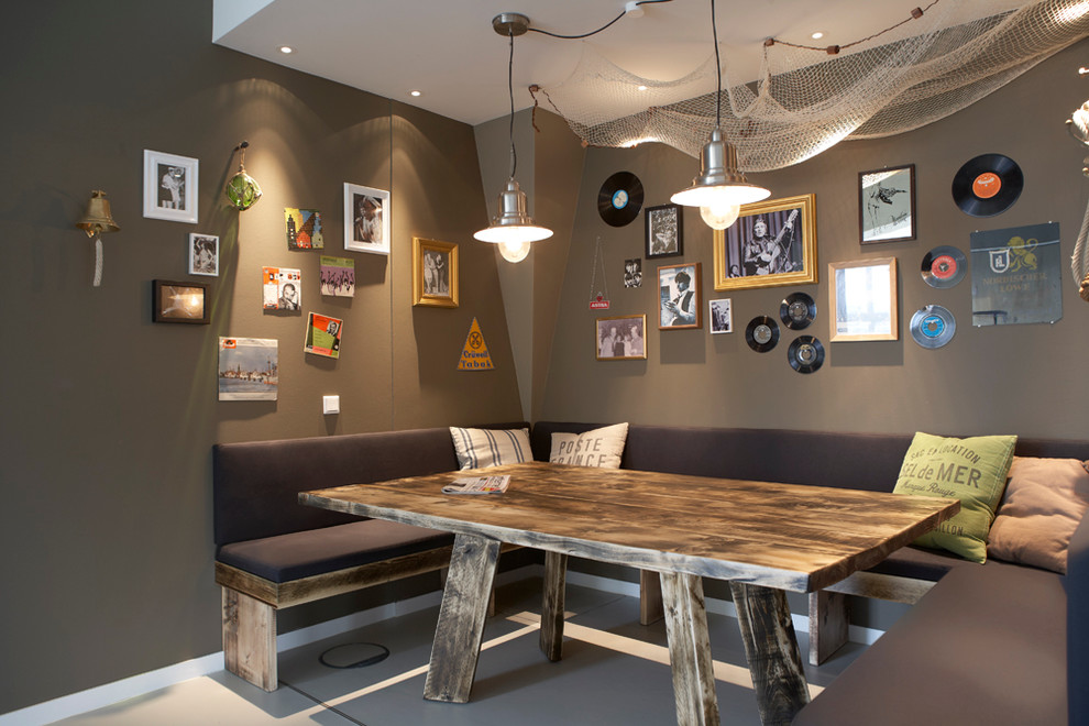 Foto di una sala da pranzo design di medie dimensioni con pareti marroni