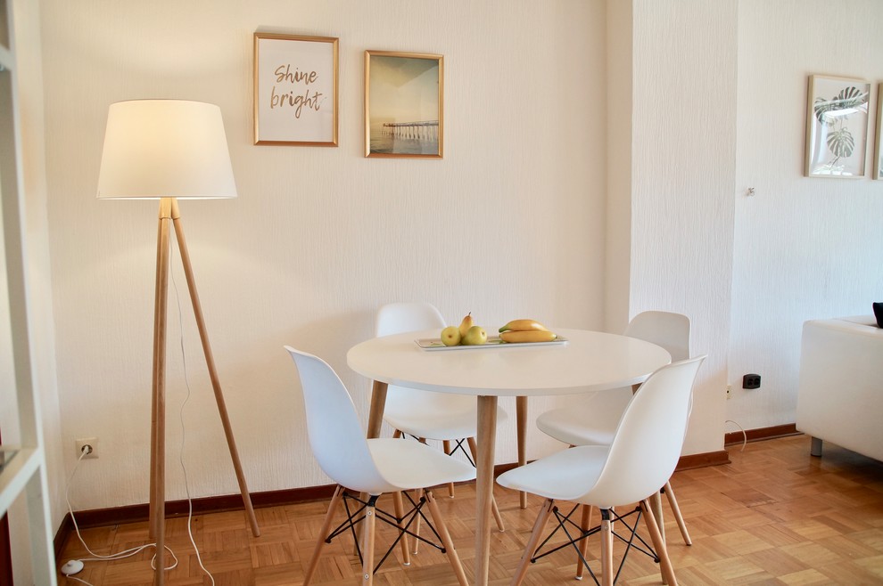 Esempio di una sala da pranzo scandinava di medie dimensioni con pareti bianche, pavimento in legno massello medio, pavimento beige e nessun camino