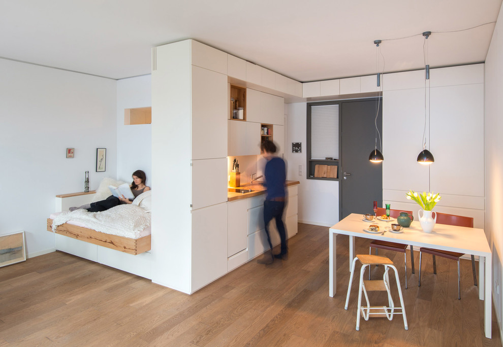 Aménagement d'une salle à manger contemporaine avec un mur blanc.