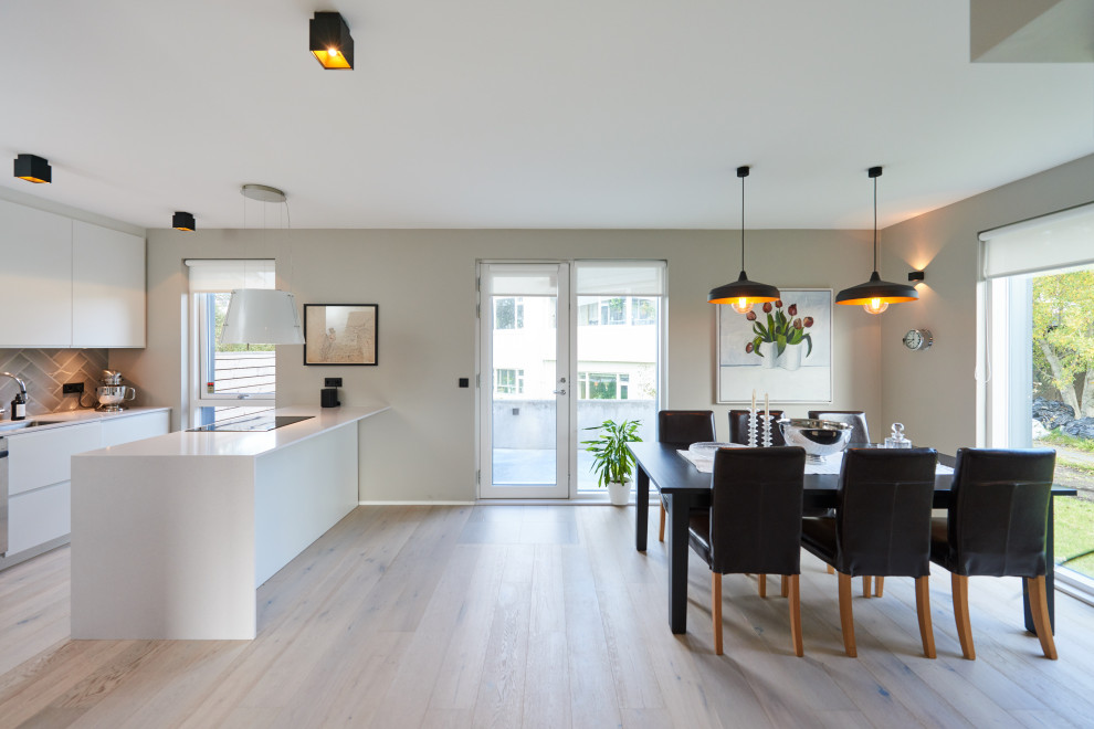 Example of a mid-sized danish light wood floor kitchen/dining room combo design in Berlin with beige walls