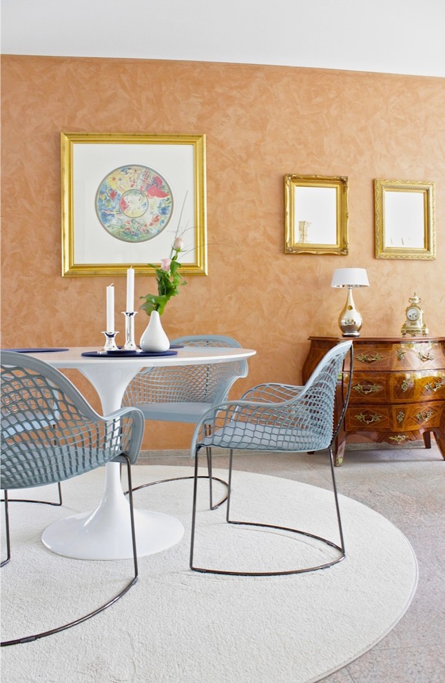 Источник вдохновения для домашнего уюта: большая гостиная-столовая в стиле фьюжн с оранжевыми стенами, ковровым покрытием, угловым камином, фасадом камина из бетона и серым полом