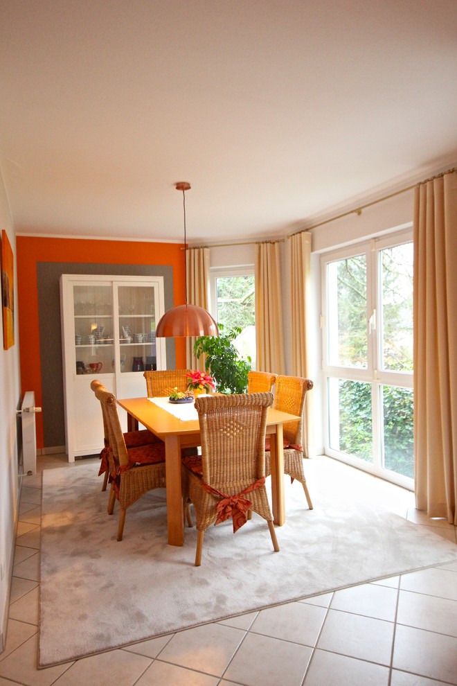 Offenes, Großes Country Esszimmer ohne Kamin mit oranger Wandfarbe, Porzellan-Bodenfliesen und beigem Boden in Frankfurt am Main