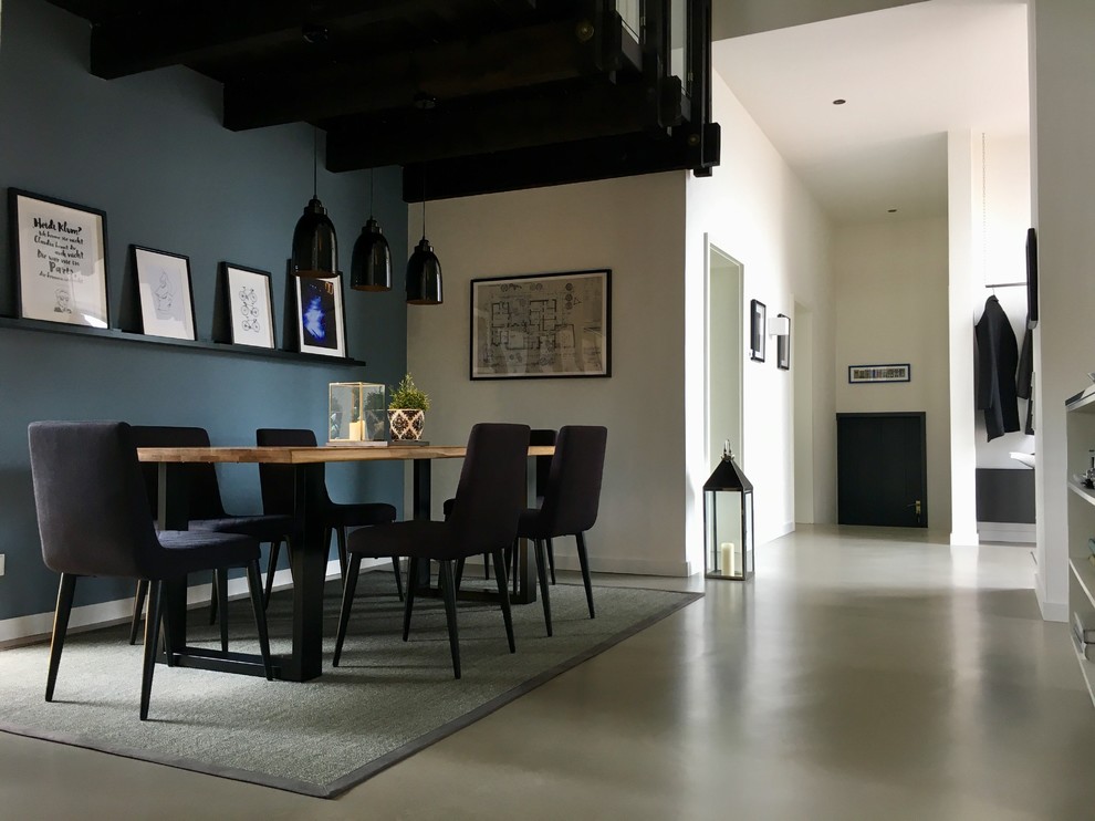 Cette image montre une grande salle à manger ouverte sur le salon design avec un mur blanc, un sol en vinyl et un sol gris.