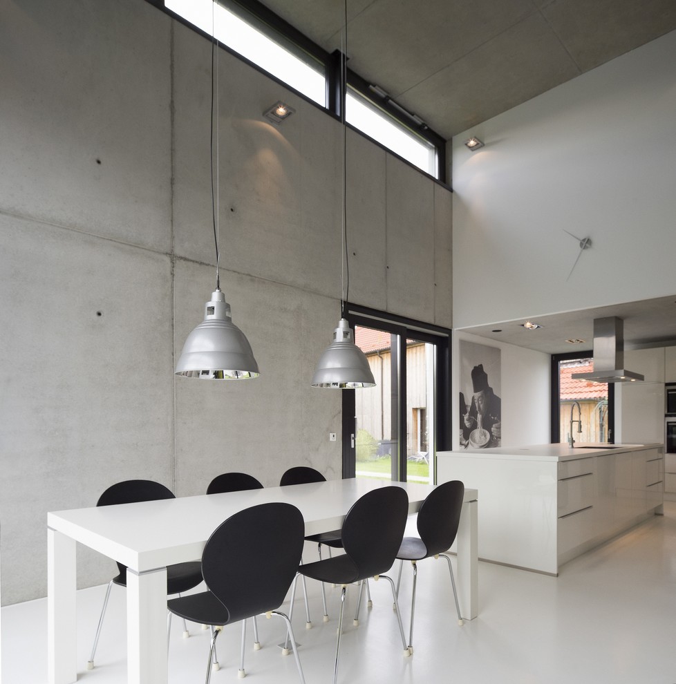 Immagine di una grande sala da pranzo aperta verso il soggiorno contemporanea con pareti grigie