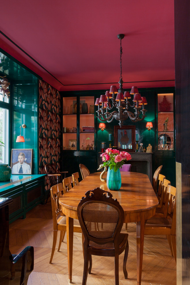 Foto di una grande sala da pranzo eclettica chiusa con pareti multicolore, pavimento in legno massello medio e pavimento marrone