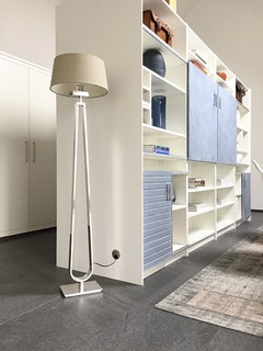 Elegante Lösung: Kabelführung der Stehlampe zur Steckdose im Regal - Modern  - Esszimmer - von FINDHUS | Houzz
