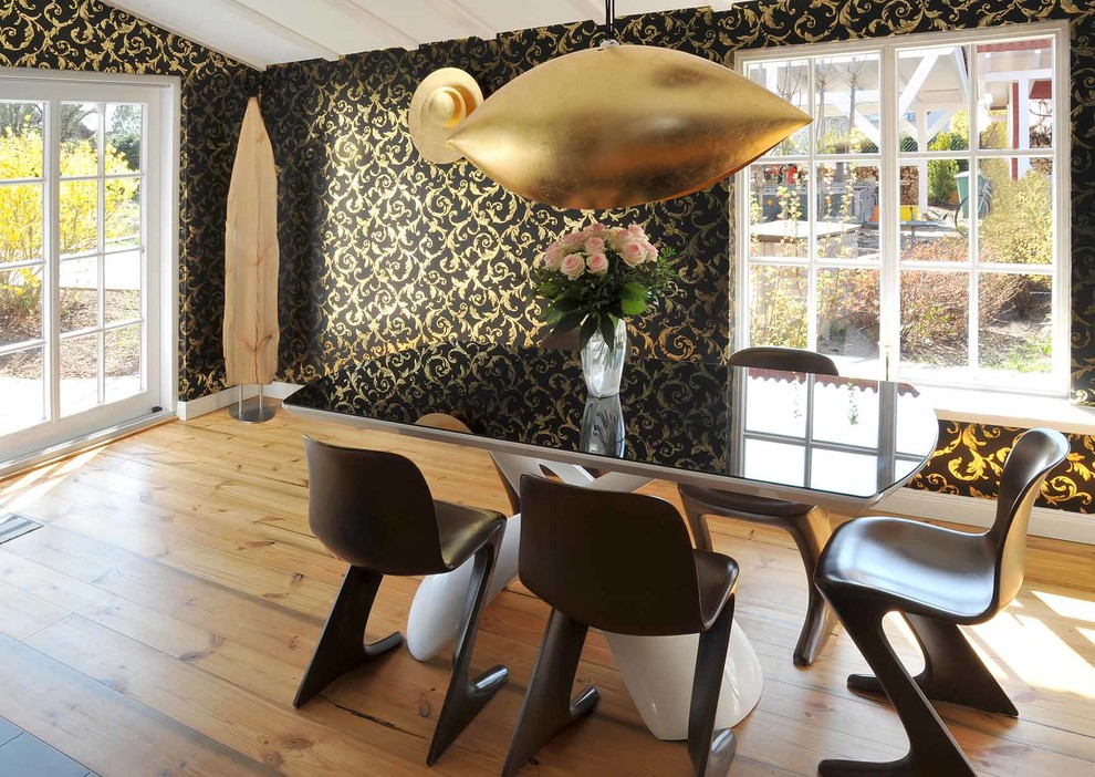 Idee per una sala da pranzo aperta verso il soggiorno country di medie dimensioni con pareti con effetto metallico, pavimento in legno massello medio e nessun camino