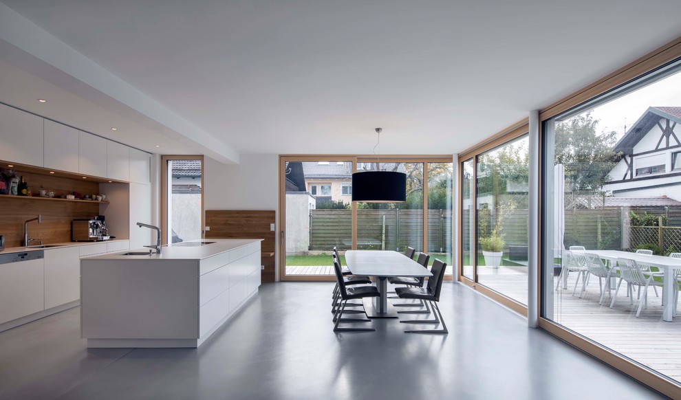 Пример оригинального дизайна: большая кухня-столовая в стиле модернизм с белыми стенами, полом из линолеума и серым полом без камина