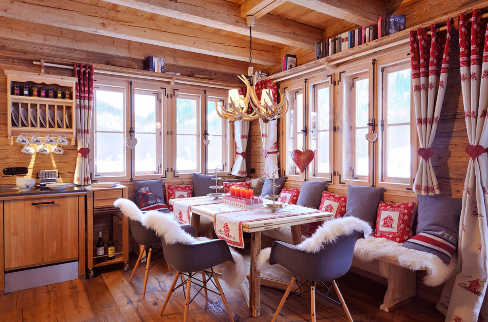 Ispirazione per una sala da pranzo aperta verso la cucina stile rurale con pareti beige e parquet chiaro