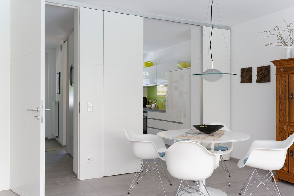 Пример оригинального дизайна: гостиная-столовая в современном стиле с полом из керамической плитки и серым полом