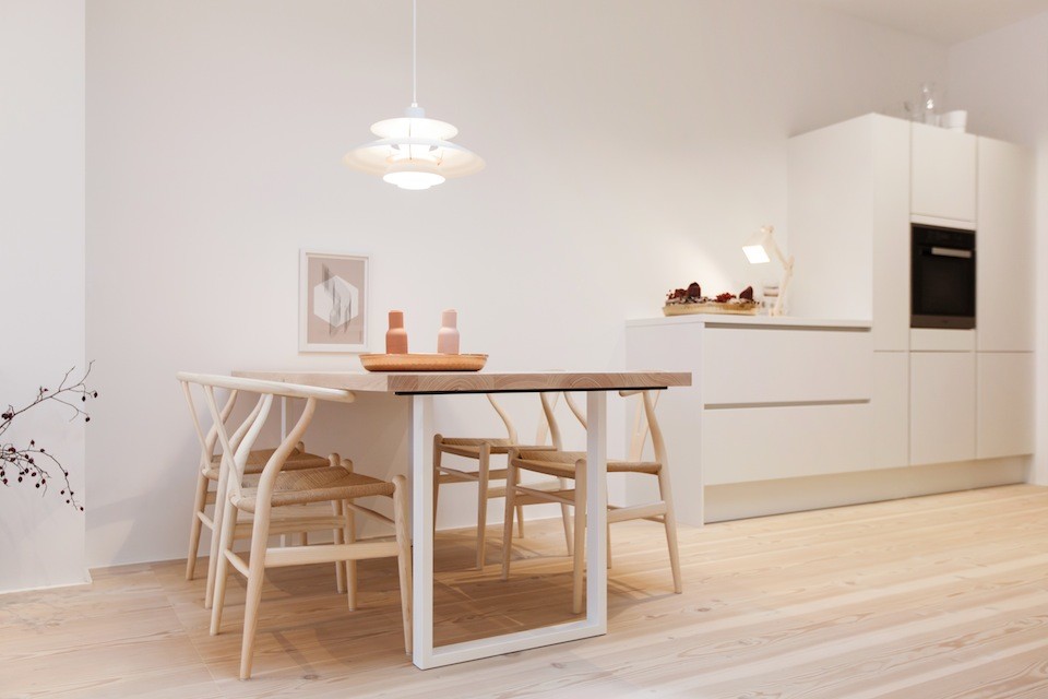 Идея дизайна: столовая в скандинавском стиле с белыми стенами и светлым паркетным полом