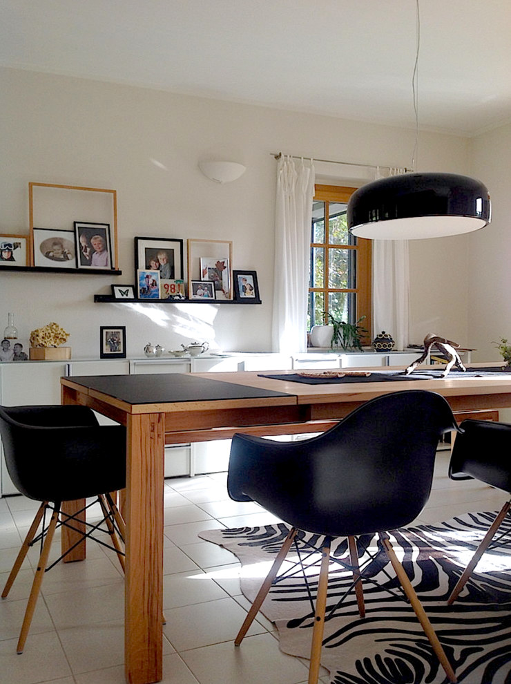 Immagine di una sala da pranzo aperta verso la cucina design di medie dimensioni con pavimento in pietra calcarea, nessun camino e pavimento beige