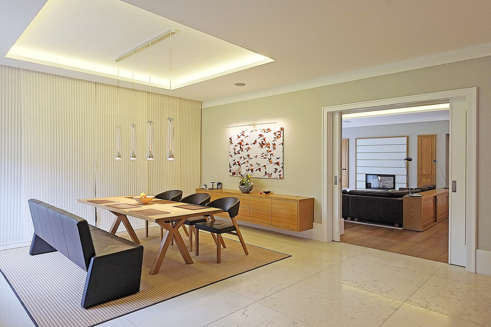 Cette photo montre une grande salle à manger ouverte sur le salon tendance avec un mur beige, un sol en marbre et un sol beige.
