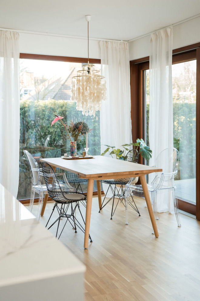 Свежая идея для дизайна: кухня-столовая среднего размера в скандинавском стиле с светлым паркетным полом - отличное фото интерьера
