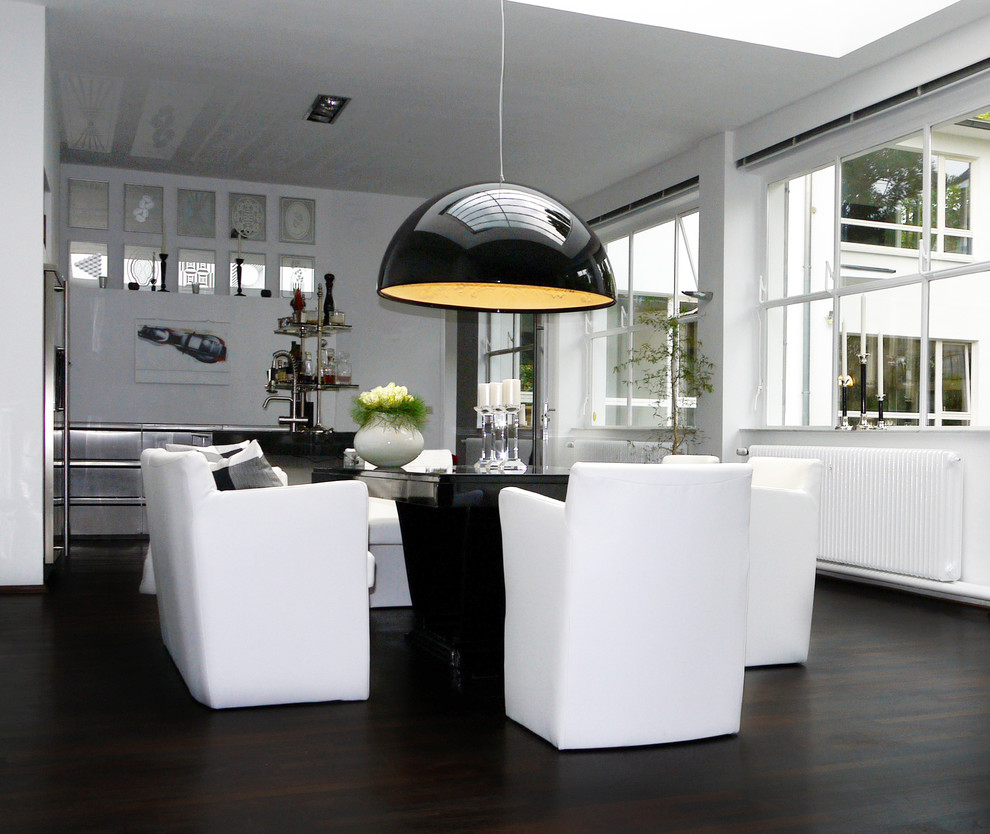 Свежая идея для дизайна: гостиная-столовая среднего размера в классическом стиле с белыми стенами, темным паркетным полом и черным полом - отличное фото интерьера