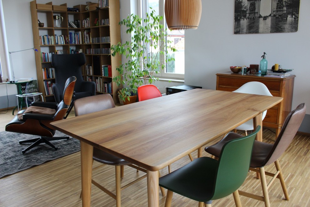 Foto di una grande sala da pranzo aperta verso il soggiorno design con pareti bianche, pavimento in legno verniciato e pavimento marrone