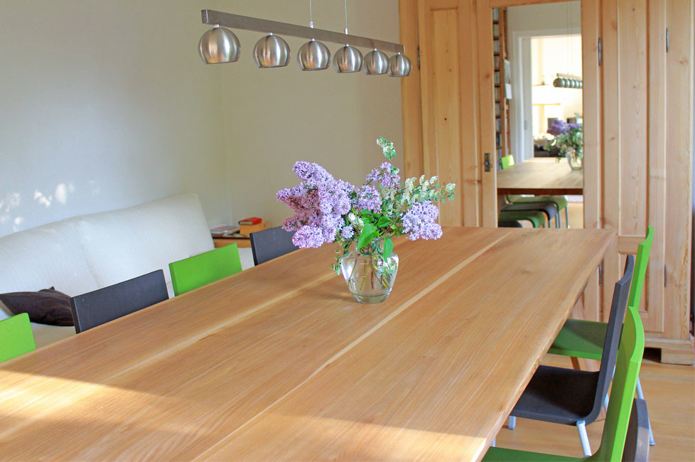 Réalisation d'une salle à manger ouverte sur le salon design de taille moyenne avec un mur blanc, parquet clair et un sol beige.
