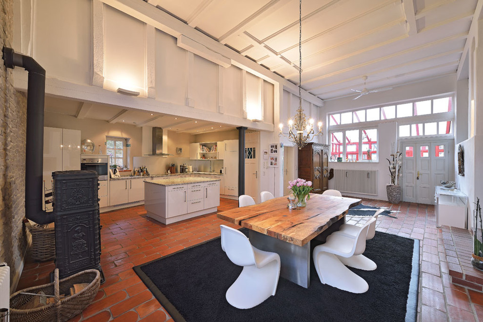 Ispirazione per una sala da pranzo aperta verso il soggiorno nordica di medie dimensioni con pavimento in terracotta