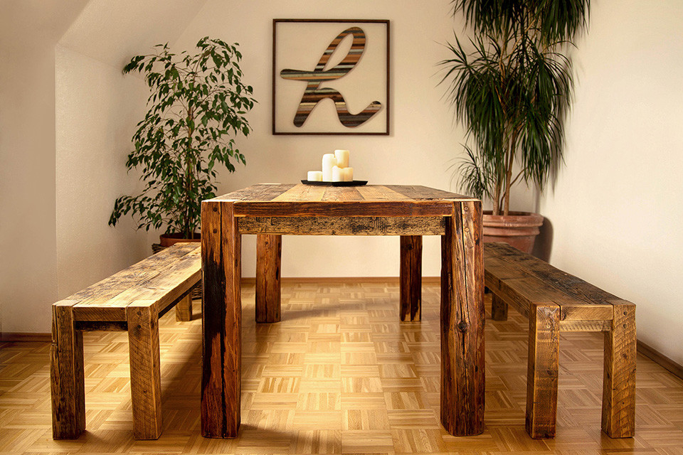 Cette image montre une salle à manger chalet avec un sol en bois brun.